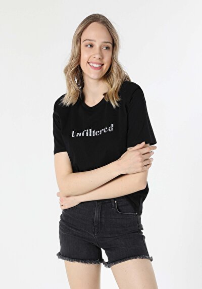 صورة من أسود للنساء تي شيرت بأكمام قصيرة