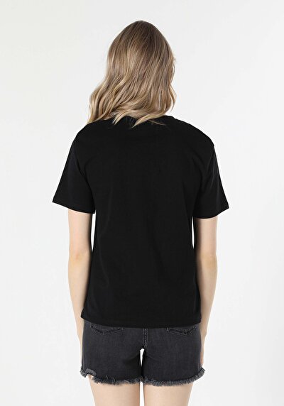 صورة من أسود للنساء تي شيرت بأكمام قصيرة