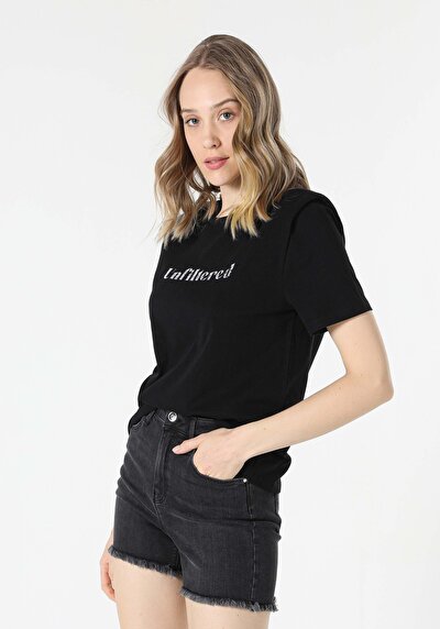 صورة من أسود للنساء تي شيرت بأكمام قصيرة