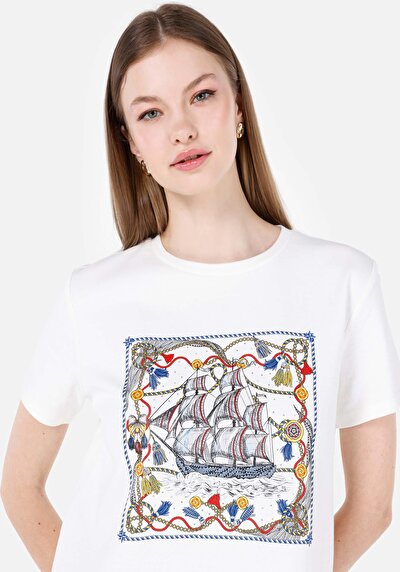 صورة من رقبة مستديرة مطبوعة نسائية أبيض قصيرة أكمام تي شيرت