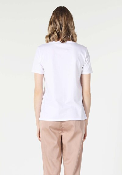 صورة من أبيض للنساء تي شيرت بأكمام قصيرة