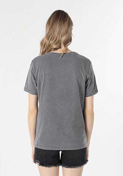 صورة من أنتراسيت للنساء تي شيرت بأكمام قصيرة