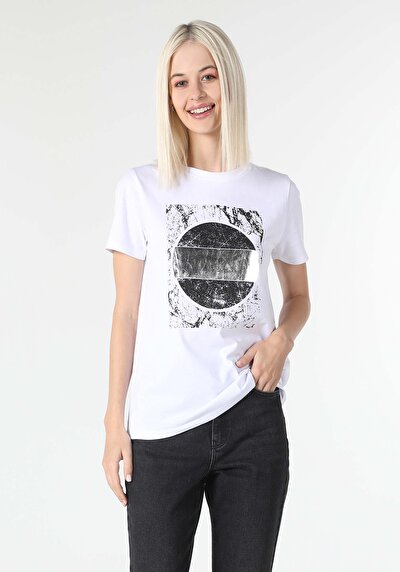 صورة من أبيض للنساء تي شيرت بأكمام قصيرة