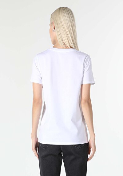 صورة من أبيض للنساء تي شيرت بأكمام قصيرة