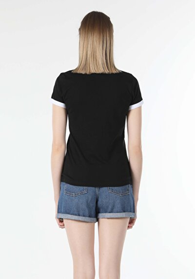 صورة من أسود للنساء تي شيرت بأكمام قصيرة
