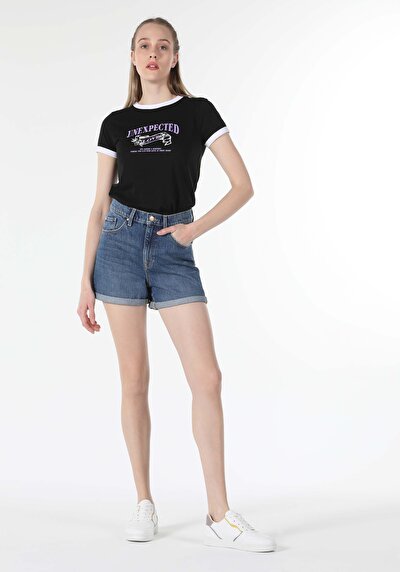 صورة من أسود للنساء تي شيرت بأكمام قصيرة