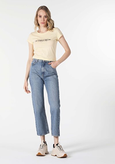 صورة من أصفر للنساء تي شيرت بأكمام قصيرة