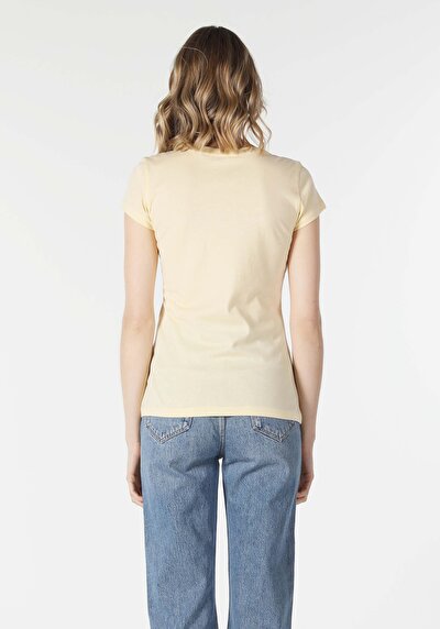 صورة من أصفر للنساء تي شيرت بأكمام قصيرة