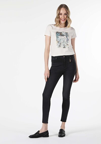 صورة من أبيض للنساء تي شيرت بأكمام قصيرة