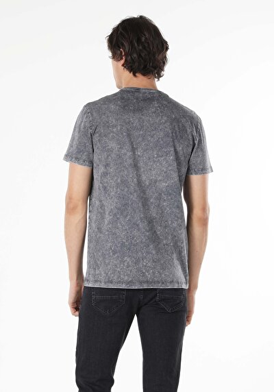 صورة من أنتراسيت للرجال تي شيرت بأكمام قصيرة