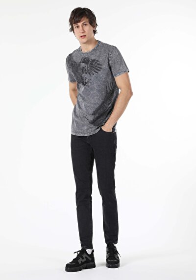 صورة من أنتراسيت للرجال تي شيرت بأكمام قصيرة