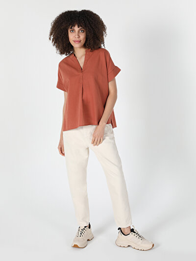 صورة من بني للنساء قميص  كم قصير