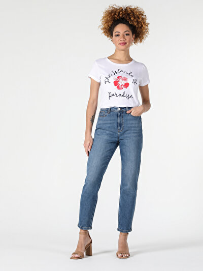 صورة من أبيض للنساء تي شيرت بأكمام قصيرة