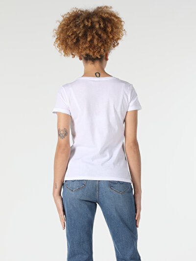 صورة من أبيض للنساء تي شيرت بأكمام قصيرة