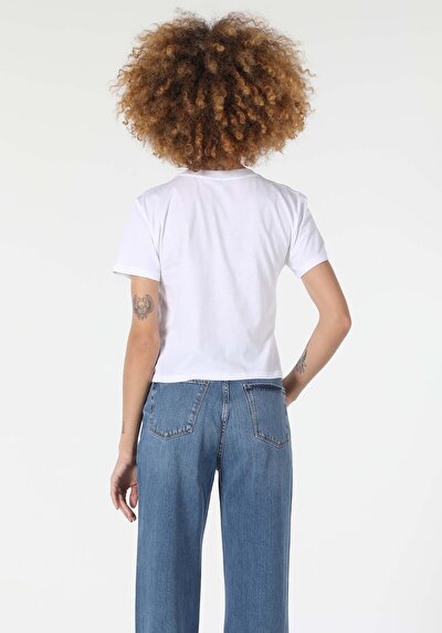 صورة من أبيض للنساء تي شيرت بأكمام قصيرة