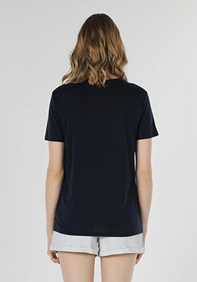 صورة من أزرق بحري للنساء تي شيرت بأكمام قصيرة