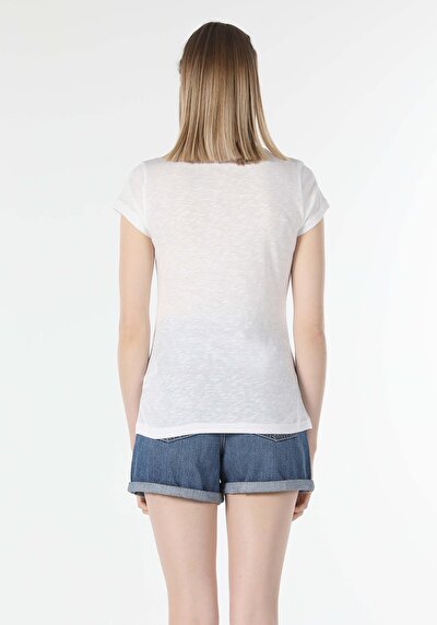 صورة من أبيض للنساء تي شيرت بأكمام قصيرة