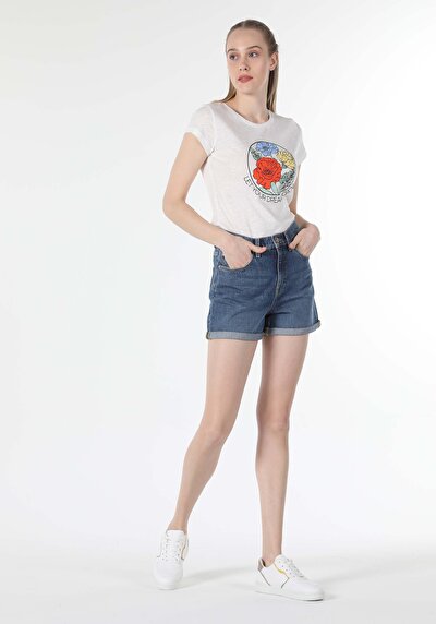 صورة من أبيض للنساء تي شيرت بأكمام قصيرة