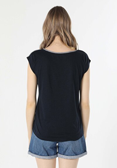 صورة من أزرق بحري للنساء تي شيرت بأكمام قصيرة