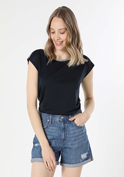 صورة من أزرق بحري للنساء تي شيرت بأكمام قصيرة