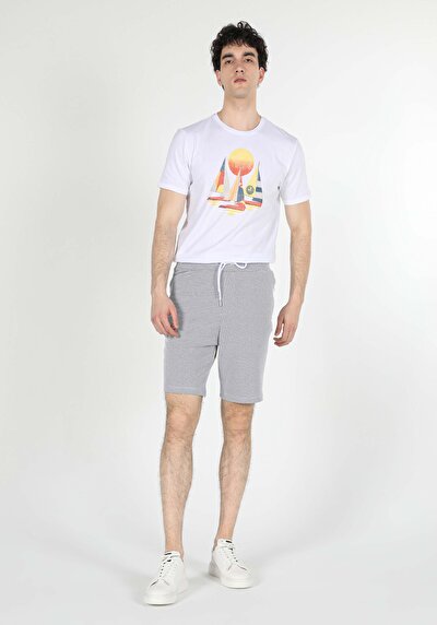 صورة من رمادي للرجال شورت