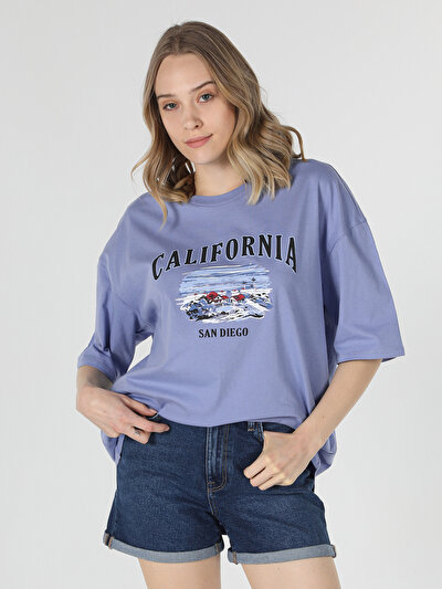 صورة من أزرق للنساء تي شيرت بأكمام قصيرة