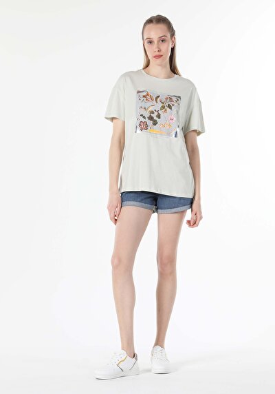 صورة من أخضر للنساء تي شيرت بأكمام قصيرة