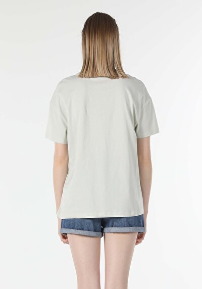 صورة من أخضر للنساء تي شيرت بأكمام قصيرة