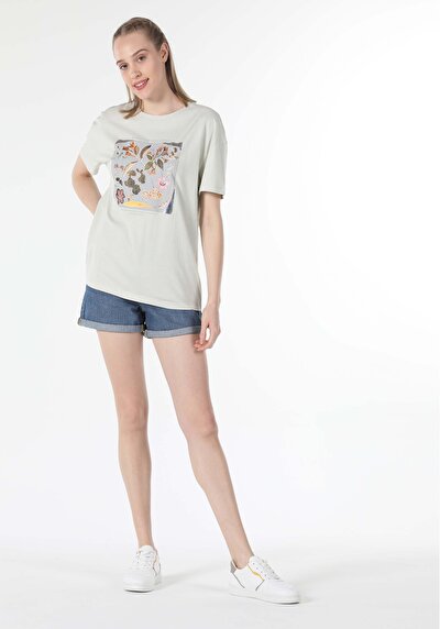 صورة من أخضر للنساء تي شيرت بأكمام قصيرة