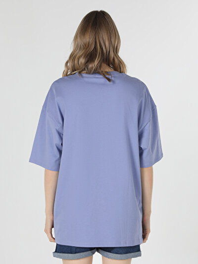 صورة من أزرق للنساء تي شيرت بأكمام قصيرة