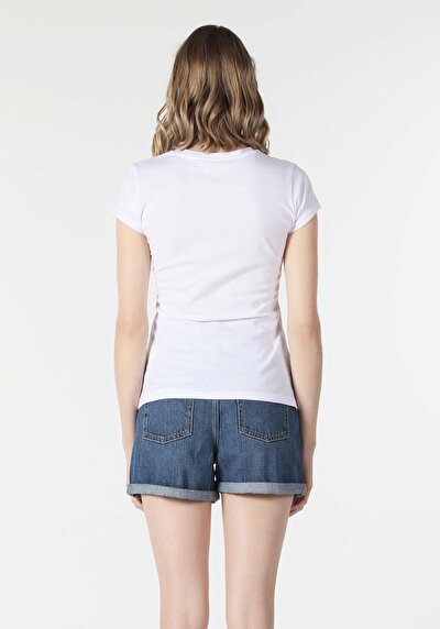 صورة من أبيض للنساء تي شيرت بأكمام قصيرة