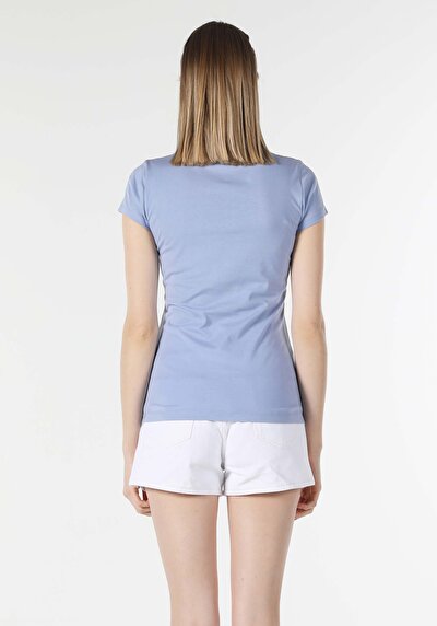 صورة من أزرق للنساء تي شيرت بأكمام قصيرة