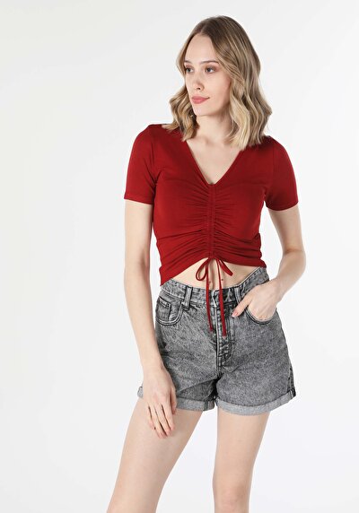 صورة من بني للنساء تي شيرت بأكمام قصيرة