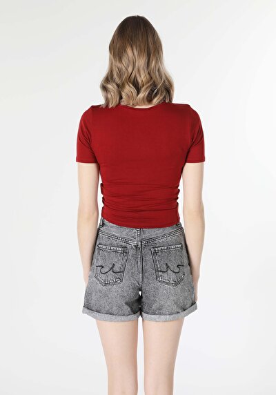 صورة من بني للنساء تي شيرت بأكمام قصيرة