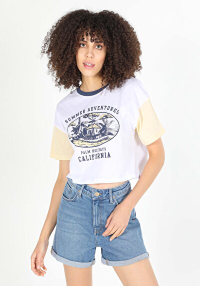 صورة من أبيض للنساء تي شيرت بأكمام قصيرة