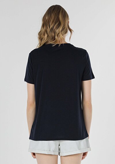 صورة من أزرق بحري للنساء تي شيرت بأكمام قصيرة