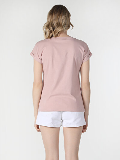 صورة من وردي للنساء تي شيرت بأكمام قصيرة