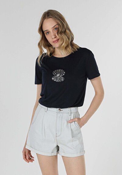 صورة من أزرق بحري للنساء تي شيرت بأكمام قصيرة