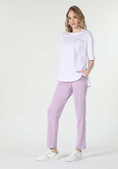 صورة من أبيض للنساء تي شيرت بأكمام قصيرة