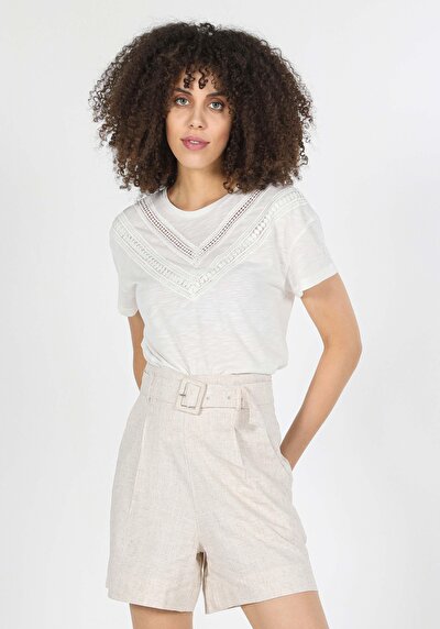 صورة من بيج فاتح للنساء تي شيرت بأكمام قصيرة