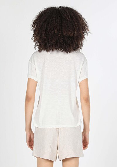 صورة من بيج فاتح للنساء تي شيرت بأكمام قصيرة