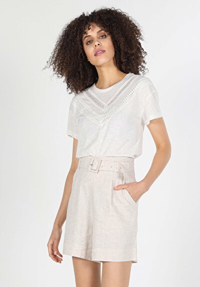 صورة من بيج فاتح للنساء تي شيرت بأكمام قصيرة