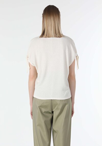 صورة من بيج فاتح للنساء تي شيرت بأكمام قصيرة