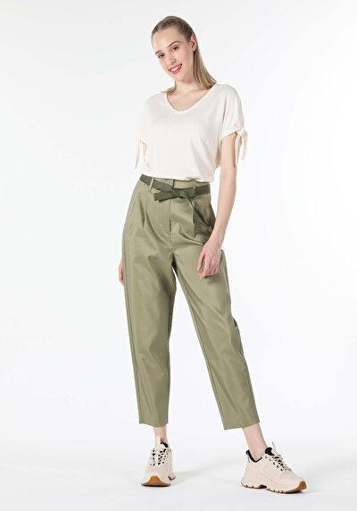 صورة من بيج فاتح للنساء تي شيرت بأكمام قصيرة