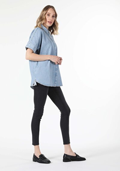 صورة من أزرق فاتح للنساء قميص  كم قصير