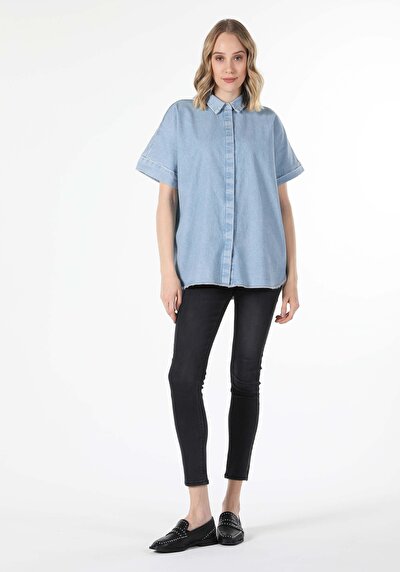 صورة من أزرق فاتح للنساء قميص كم قصير