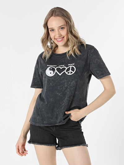 صورة من أنتراسيت للنساء تي شيرت بأكمام قصيرة