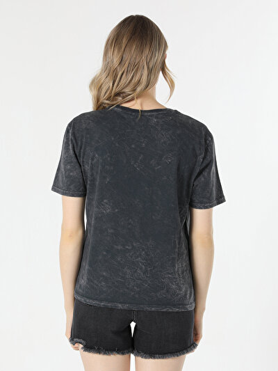 صورة من أنتراسيت للنساء تي شيرت بأكمام قصيرة