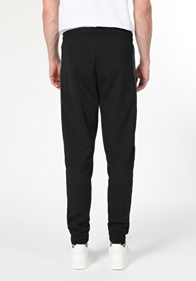 صورة من أسود للرجال بنطال رياضي