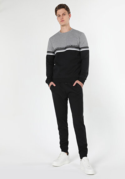 صورة من أسود للرجال بنطال رياضي